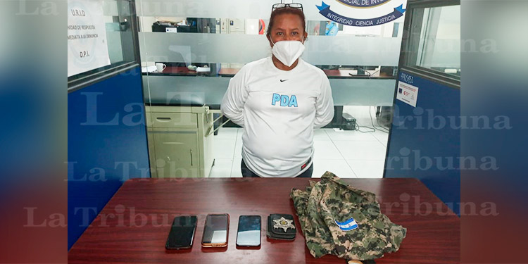 Con indumentaria militar chapa policial y 6 iguanas cae mujer en La Ceiba