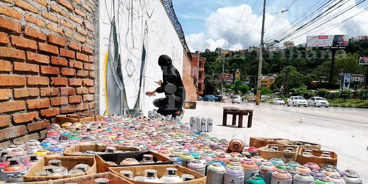 Jóvenes rinden honor con mural a héroes en tiempos de pandemia