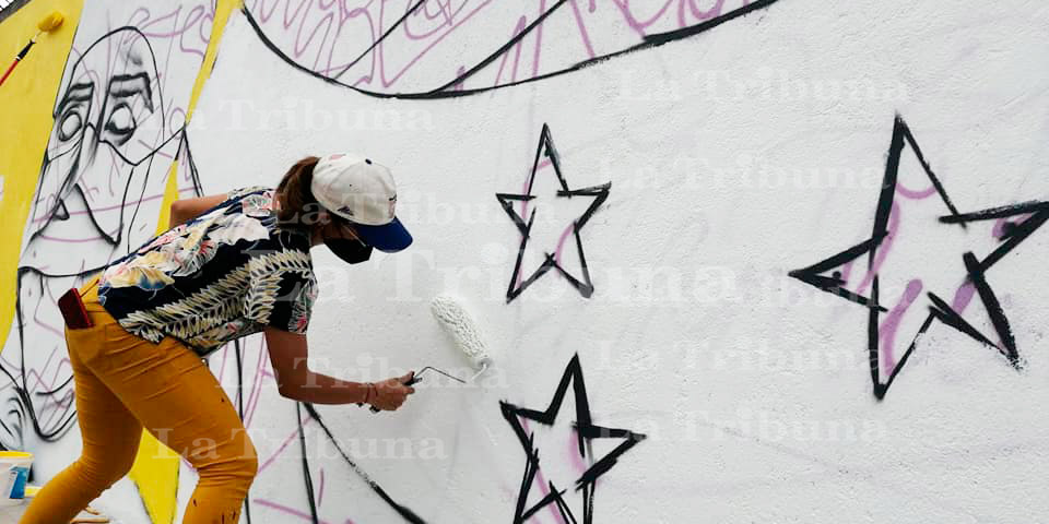 Jóvenes rinden honor con mural a héroes en tiempos de pandemia