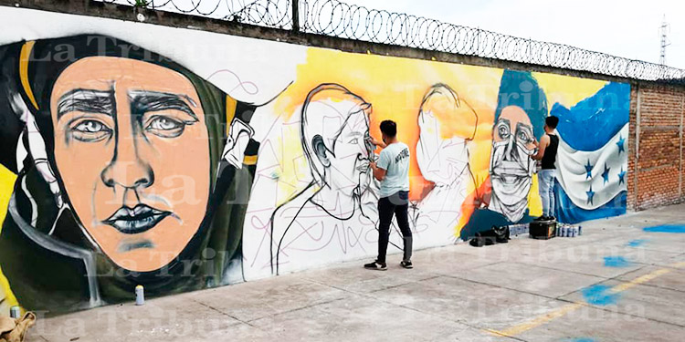 Jóvenes rinden honor con mural a héroes de la pandemia