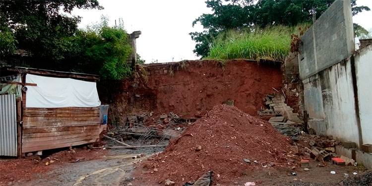 Tras fuertes lluvias, cae muro perimetral del Instituto Técnico Honduras