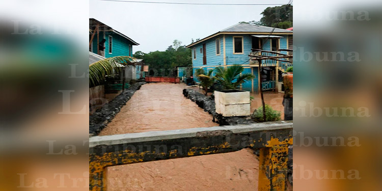 Nana deja inundaciones y daños leves en Honduras