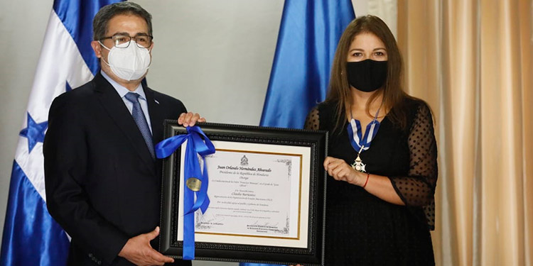 Presidente Hernández condecora a representante de la OEA en Honduras