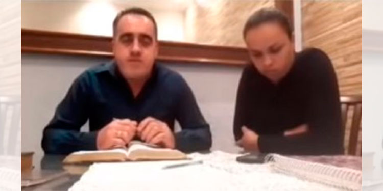 Pastor agrede a su esposa sin saber que estaba en vivo (Video)