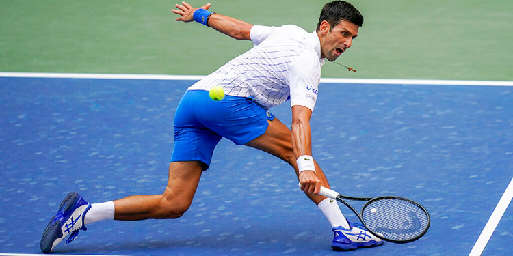 Djokovic descalificado del US Open por pelotazo a jueza