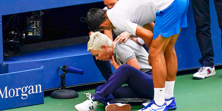 Djokovic descalificado del US Open por pelotazo a jueza