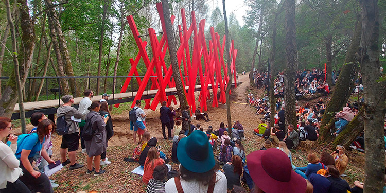 Arquitectos rusos dedican festival de instalaciones monumentales a la pereza (Video)
