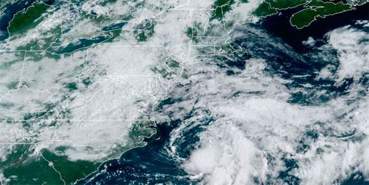 Tres ondas tropicales amenazan el Atlántico mientras Omar baja a "remanente"