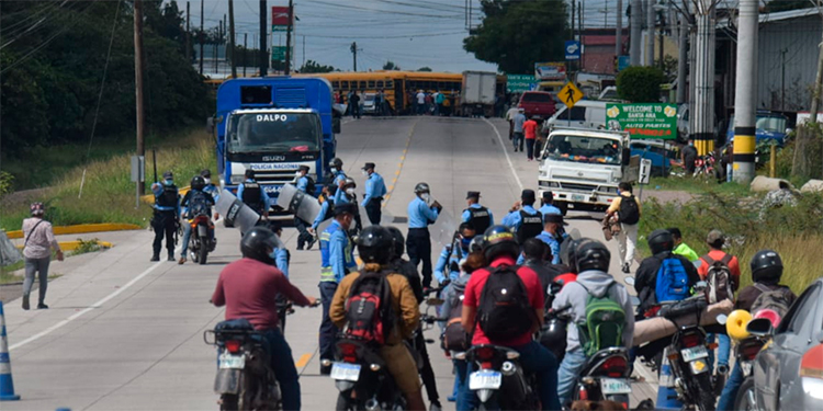 Transportistas se toman la carretera del sur exigiendo apertura de rutas