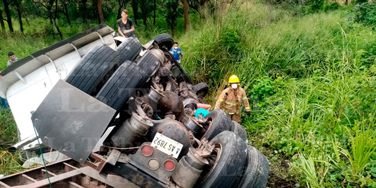 Volcamiento de rastra deja a conductor atrapado entre los amasijos