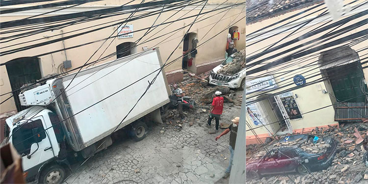Tres vehículos y motocicletas destruidas al caer muro en Santa Rosa de Copán