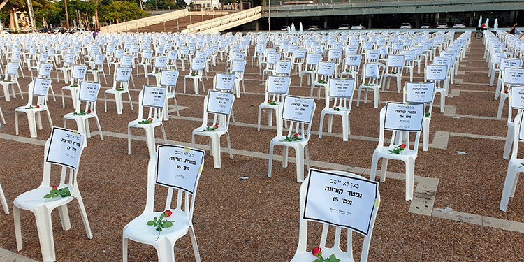 Más de mil sillas vacías para recordar los muertos por COVID-19 en Israel