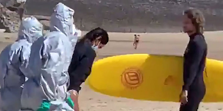 Detienen en España a una mujer que fue a surfear pese a tener coronavirus