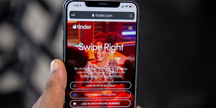 Pakistán prohíbe Tinder y Grindr por contenido "inmoral"
