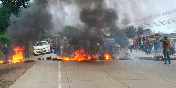 Capitalinos exigen con toma de carretera la pavimentación de calles (Video)