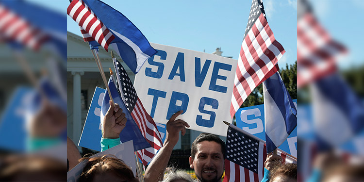 Tribunal de EEUU da 'luz verde' para suspender TPS a miles de migrantes