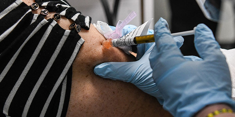 Laboratorios francés y británico comienzan a probar en seres humanos posible vacuna contra COVID-19