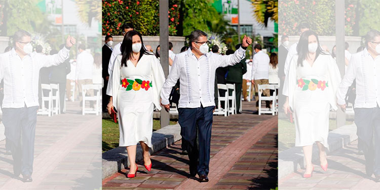 Primera dama luce un vestido blanco con flores bordadas a mano
