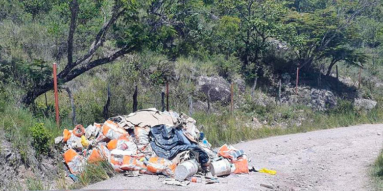 Captan a volqueta botando desechos de construcción en calle a El Cimarrón