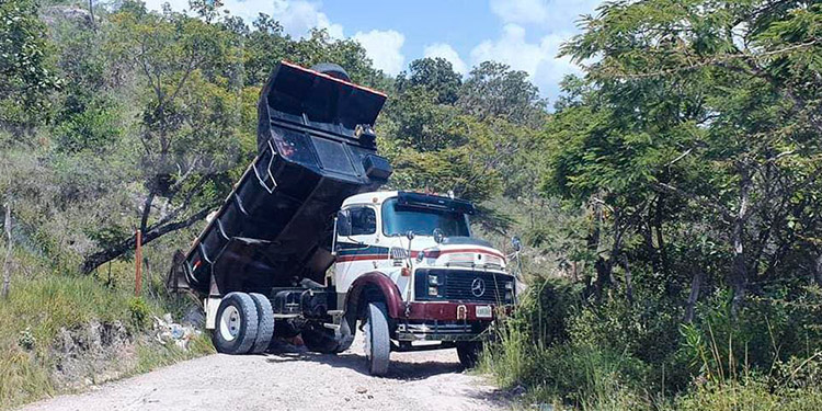Captan a volqueta botando desechos de construcción en calle a El Cimarrón