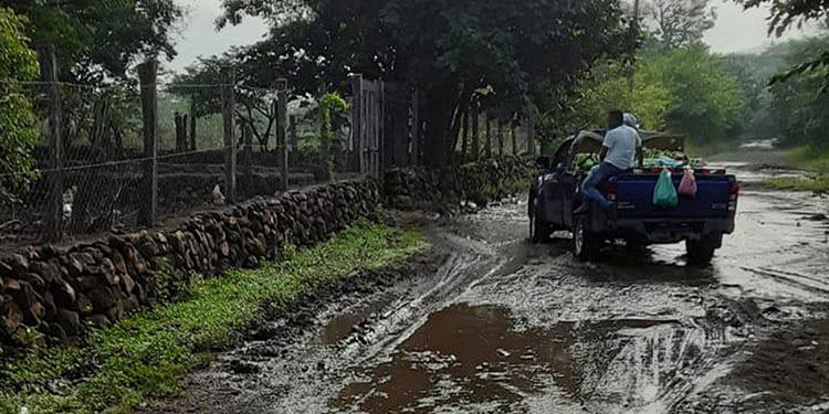 Pobladores exigen la reparación de carretera