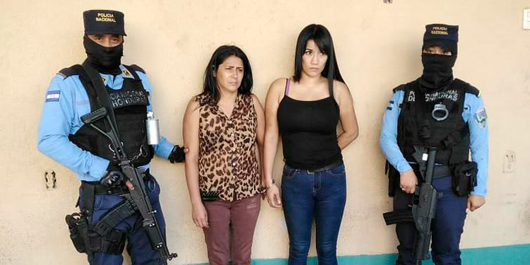 Bajo fuego capturan a dos mujeres con droga y revólver