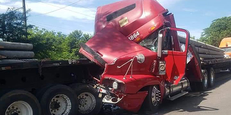 Muere atrapado dentro de cabezal en triple colisión