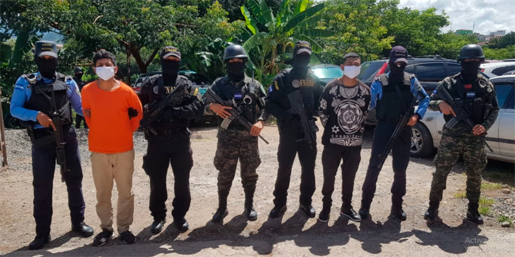 Caen tres pandilleros en posesión de rifle con mirilla de alta precisión  (Video)