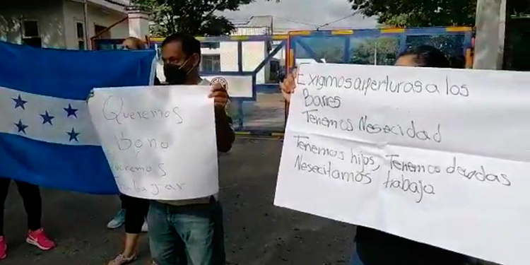 Dueños de bares realizan protestas frente a Copeco