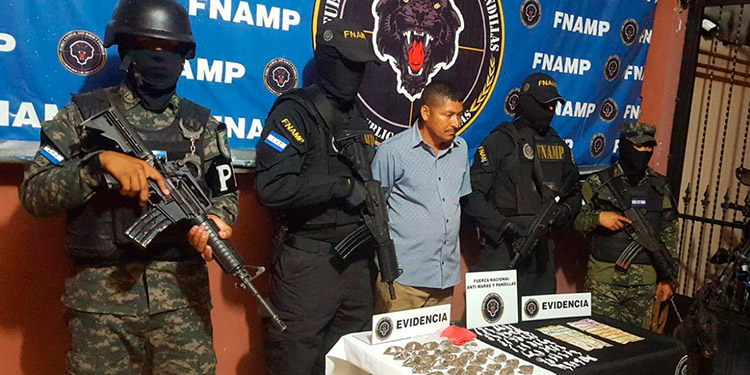 Atrapado “El Cacho” con marihuana, cocaína y dinero