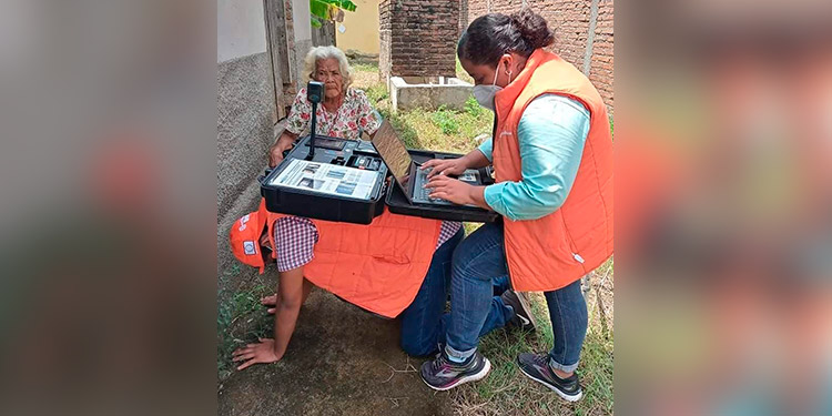 Enrolador sirve de “mesa” para inscribir sexagenaria
