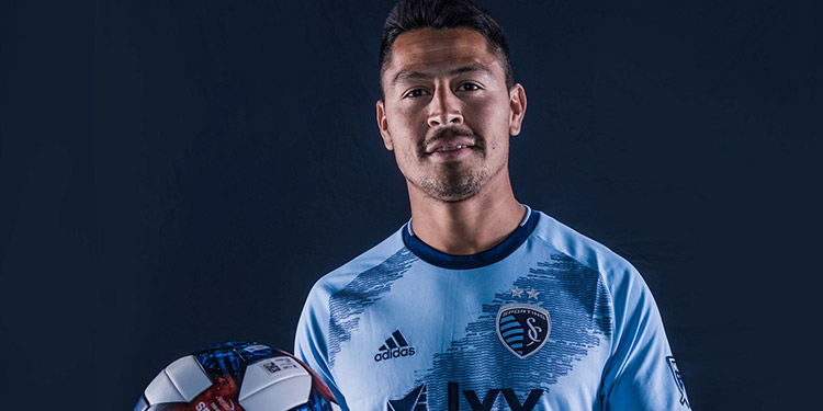 Roger Espinoza hace historia en el Kansas