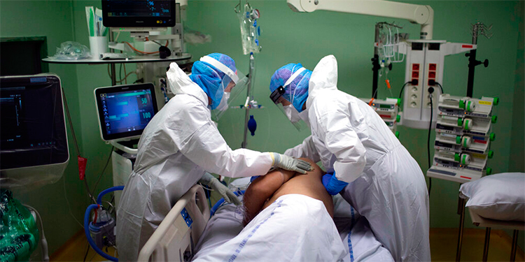 Policía se disfraza de doctor para ver a su padre hospitalizado, pero lo encuentra muerto