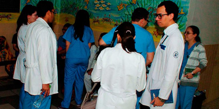 Instan al Estado a proteger a médicos que luchan contra el COVID-19