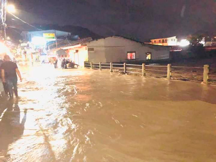Niña y un policía mueren tras lluvias en barrios de Marcala