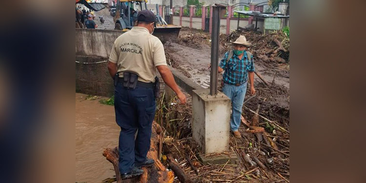 Niña y un policía mueren tras lluvias en barrios de Marcala