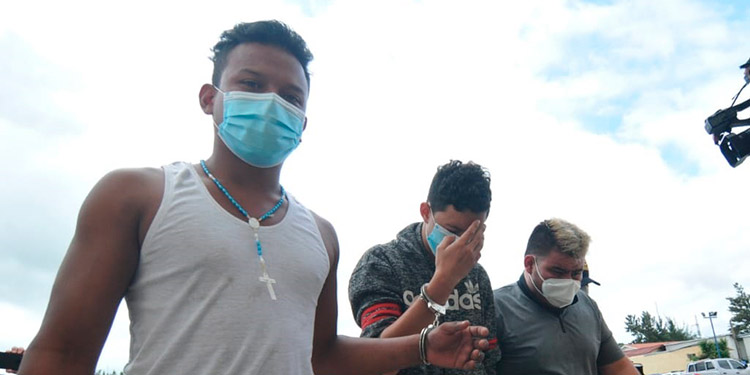 Escondidos en aldea hallan a tres peligrosos pandilleros