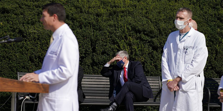Médicos: nivel de oxígeno en sangre de Trump bajó dos veces