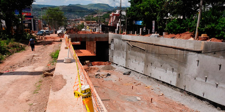 No hay paso en varias calles de avenida La Paz