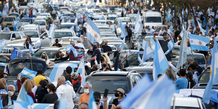 Se suma otra protesta que cuestiona a Fernández en Argentina