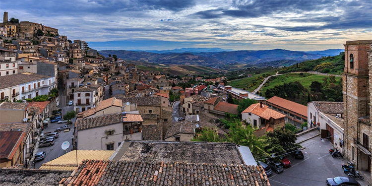 Hermoso pueblo de Italia vende casas a un dólar