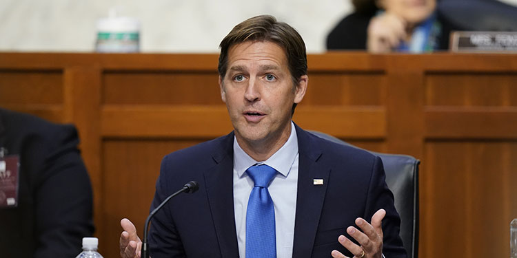 Senador republicano se despacha contra Trump: "Lame el trasero de los dictadores"