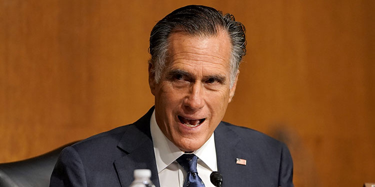 Romney fustiga a Trump