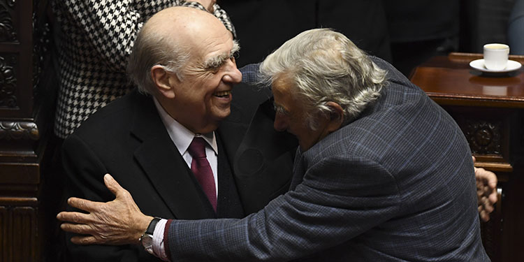 Democracia uruguaya despide a Mujica y Sanguinetti con lágrimas y aplausos