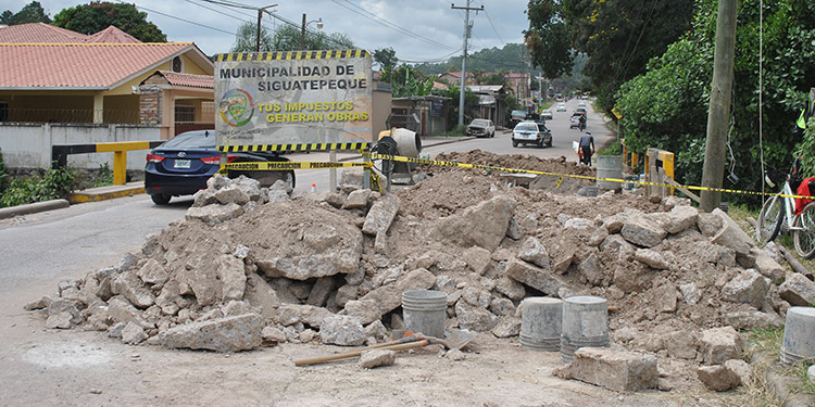 Reparación de fisuras en calle del bulevar al Hospital Evangélico