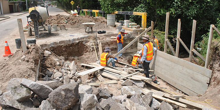 Reparación de fisuras en calle del bulevar al Hospital Evangélico