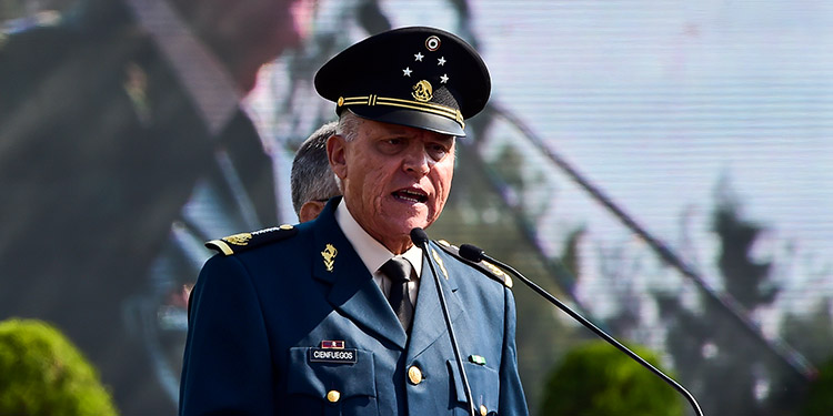 Padre de desaparecido de Ayotzinapa duda que exministro sea juzgado en México