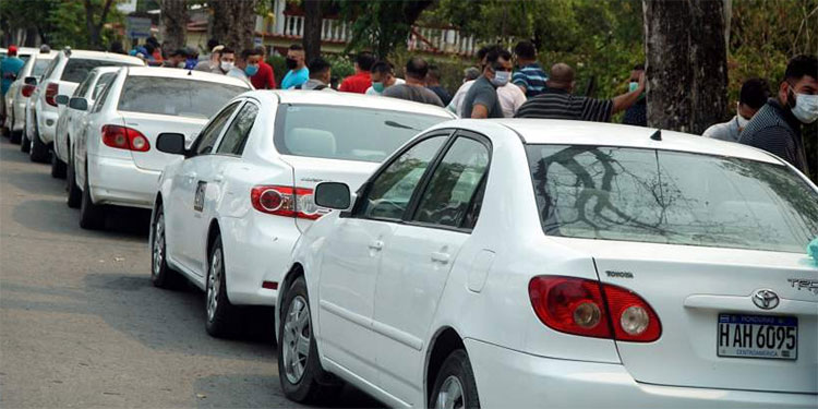 Taxistas pierden 800 vehículos por deudas