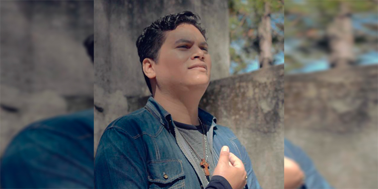 "Tu amor en la cruz" el último sencillo de Roberto Oseguera (Video)