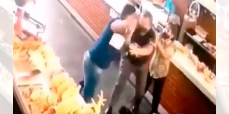 Ladrones golpean a pareja de abuelitos durante asalto con arma de fuego (Video)